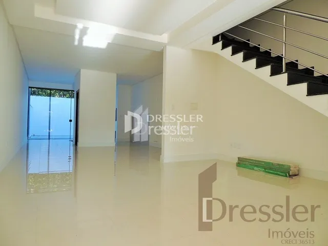 Hall de entrada com escadaria em um imóvel.