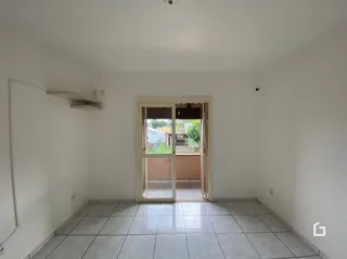 Interior de um cômodo com piso de cerâmica e porta de acesso.
