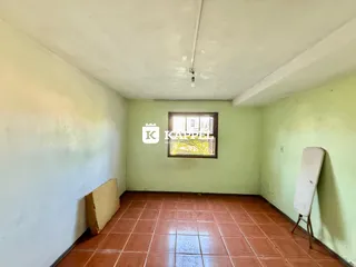 Foto de um cômodo interno com piso de cerâmica e paredes de cor verde clara.