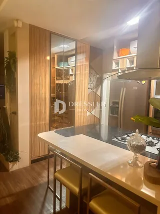Interior de uma sala com painéis de madeira e portas de vidro.