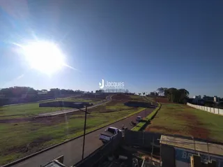 Vista da propriedade em Lajeado, Brasil com área gramada e estrada.