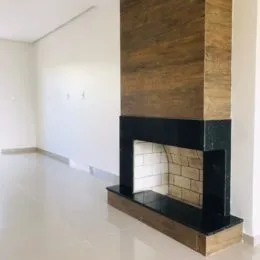 Parede com lareira em um ambiente interno claro.