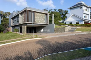 Fachada moderna de uma residência em Lajeado, Brasil.