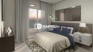 Quarto com cama grande e cortinas claras em um ambiente bem iluminado.