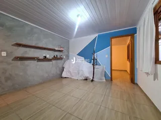 Ambiente interno de uma sala com piso de cerâmica e prateleiras.