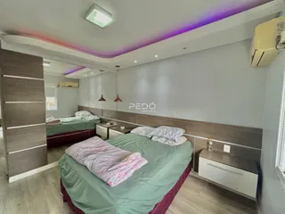 Quarto com cama e decoração moderna em um imóvel.