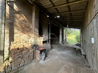 Interior de uma estrutura com paredes de tijolo aparente e vigas de madeira expostas.