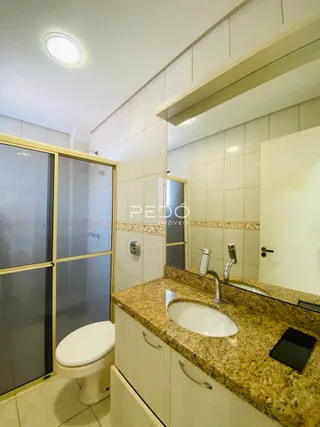 Foto de um banheiro com bancada e vaso sanitário em um imóvel no Brasil.