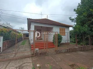 Fachada de uma casa em Lajeado, Brasil, com cerca e muro de ferro.