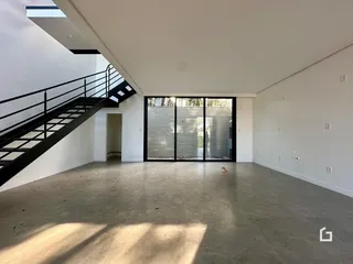 Ambiente interno amplo com escadaria em uma residência em Lajeado.