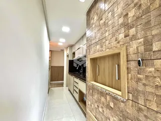 Vista de um corredor com revestimento de madeira na área da cozinha.