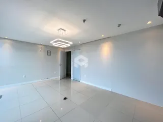 Hall de entrada com piso de cerâmica e paredes brancas.