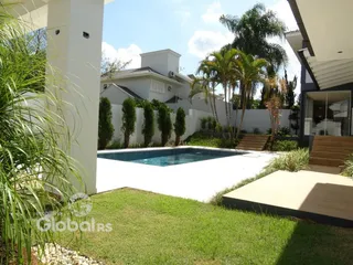 Foto da área da piscina e jardim de uma residência em Lajeado.