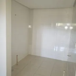 Foto de um corredor interno com paredes brancas.