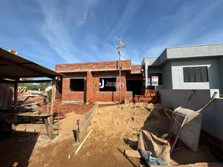 Vista externa de uma propriedade em construção com alvenaria de tijolos vermelhos.