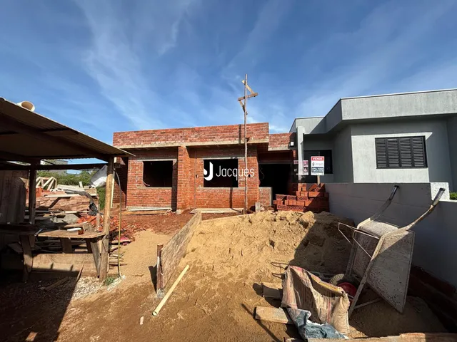 Vista externa de uma propriedade em construção com alvenaria de tijolos vermelhos.