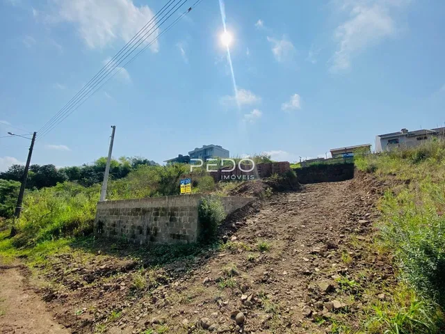 Vista de uma propriedade com um muro de contenção e terreno acidentado em Lajeado.