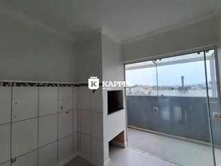 Hall de entrada com vista para o exterior através de uma sacada de vidro.