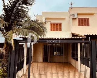 Fachada de uma residência em Lajeado, Brasil, com grade de metal na frente.