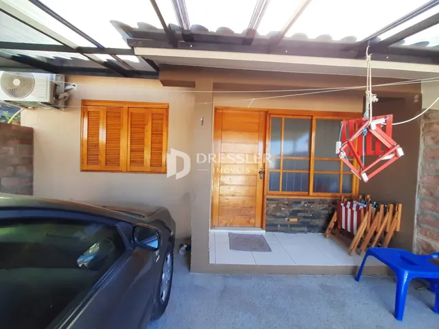 Fachada de uma residência em Lajeado, Brasil, mostrando a entrada e a área externa.
