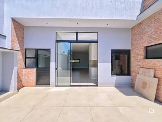 Fachada de uma residência em Lajeado, Brasil, com portas de vidro.