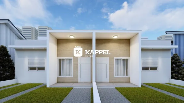 Fachada frontal de uma residência moderna com paredes brancas e detalhes em tom bege.