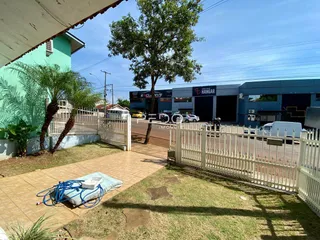 Vista externa de uma propriedade com cerca branca e jardim em Lajeado.