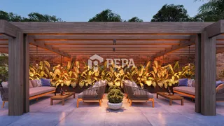 Área externa coberta com sofás e plantas decorativas.