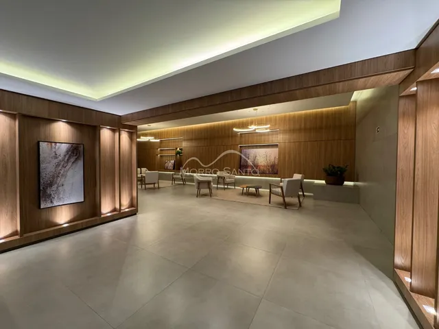 Sala de estar ampla com painéis de madeira e decoração moderna.