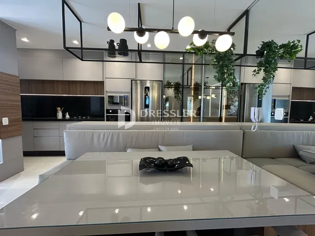 Ambiente moderno de sala de estar e cozinha em um imóvel no Brasil.