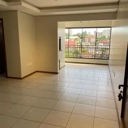 Corredor com piso de cerâmica claro.