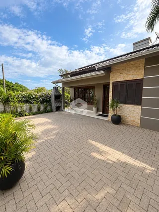 Fachada de uma residência com piso de ladrilhos no exterior.
