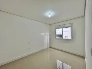Esta é uma foto de um ambiente interno com paredes brancas e piso claro.