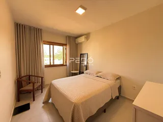 Quarto com cama e janela em um imóvel no Brasil.
