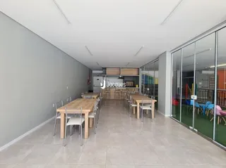 Vista de uma sala de jantar com mesa de madeira e cadeiras