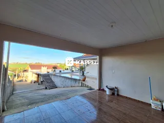 Vista de uma sala de estar com acesso a uma área externa com piscina e escadaria.