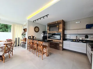 Sala de estar com cozinha integrada em Lajeado.