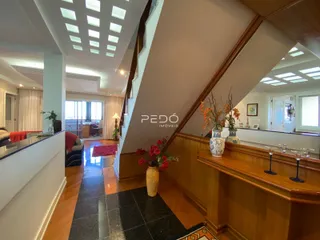 Hall de uma propriedade em Lajeado com piso de cerâmica e madeira.