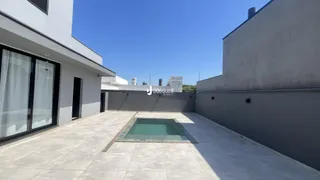 Fachada moderna de uma residência com área externa pavimentada.