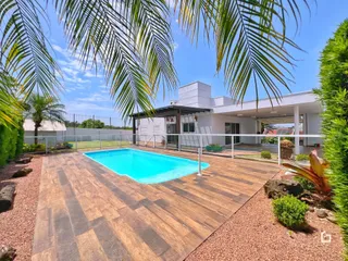 Foto de uma piscina e deck de madeira em uma propriedade.