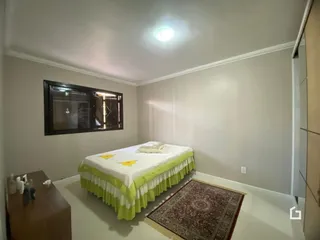Quarto com cama e decoração em ambiente interno.
