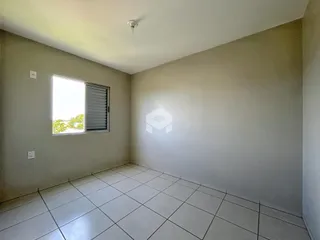 A sala apresenta piso de cerâmica e paredes claras.