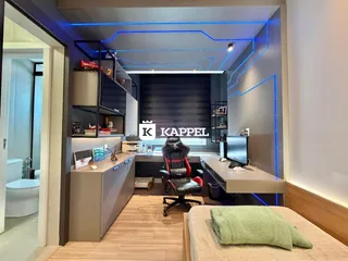 Este é um escritório moderno com estantes e uma mesa de trabalho em um ambiente com iluminação azul.
