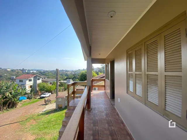 Vista da fachada de uma residência com deck e jardim em Lajeado, Brasil.
