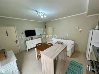 Sala de estar com sofá e mesa de jantar em um imóvel no Brasil.