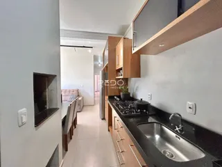 Vista de um corredor que leva à cozinha de uma propriedade em Lajeado.
