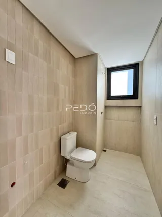 Interior de um ambiente com revestimento cerâmico claro.