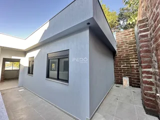 Fachada externa de uma residência moderna em Lajeado, Brasil.