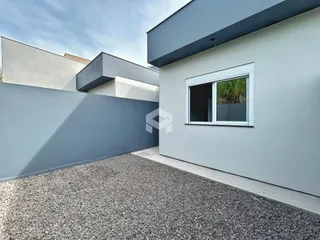 Fachada moderna de uma residência com jardim de cascalho em Lajeado.