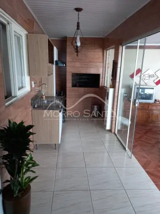 Hall de entrada com piso de cerâmica e revestimento de madeira nas paredes.